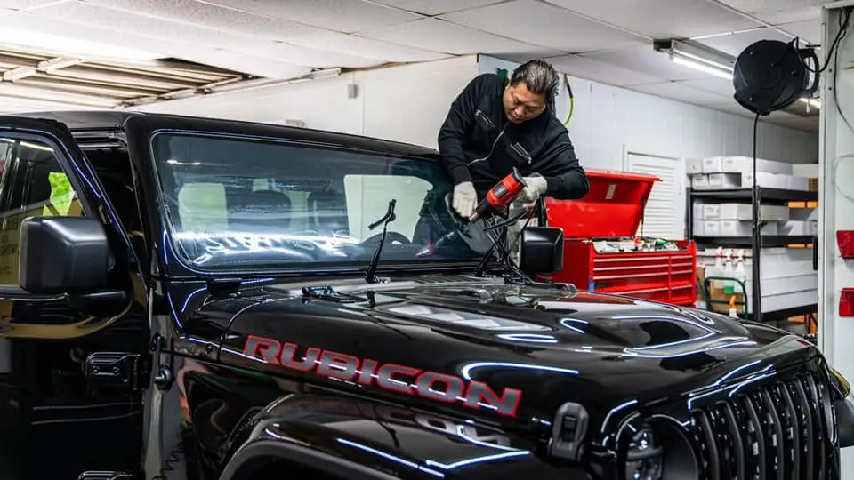Técnico de iShop trabajando en un Jeep Wrangler Rubicon