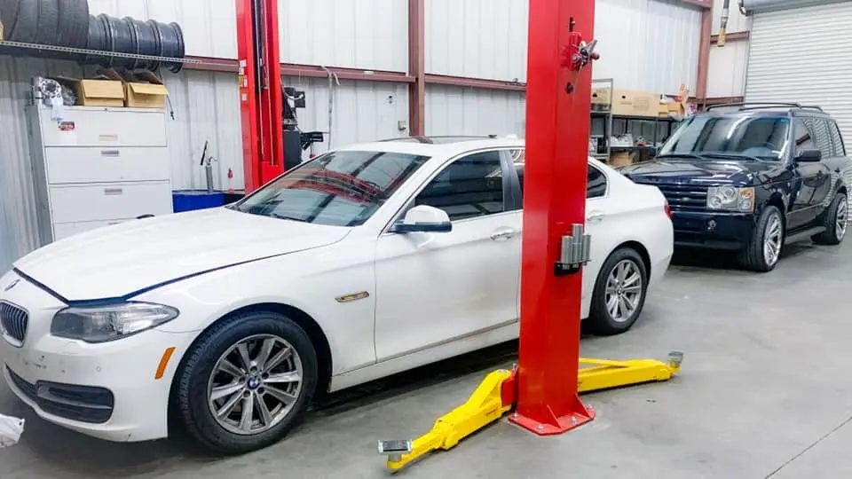 Sedán BMW en un elevador en iShop